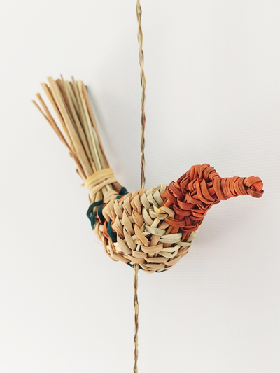 Pajaritos Colgantes Junquillo Color Natural con Cabeza Naranja