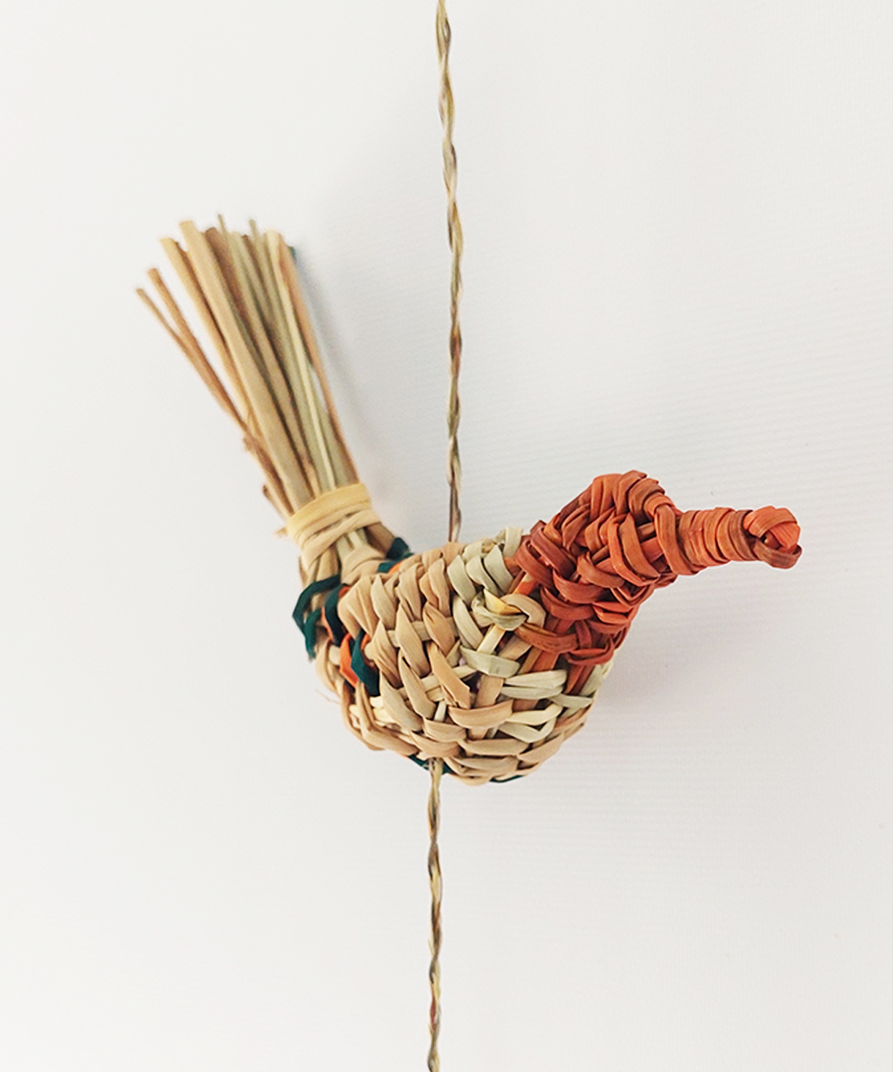 Pajaritos Colgantes Junquillo Color Natural con Cabeza Naranja