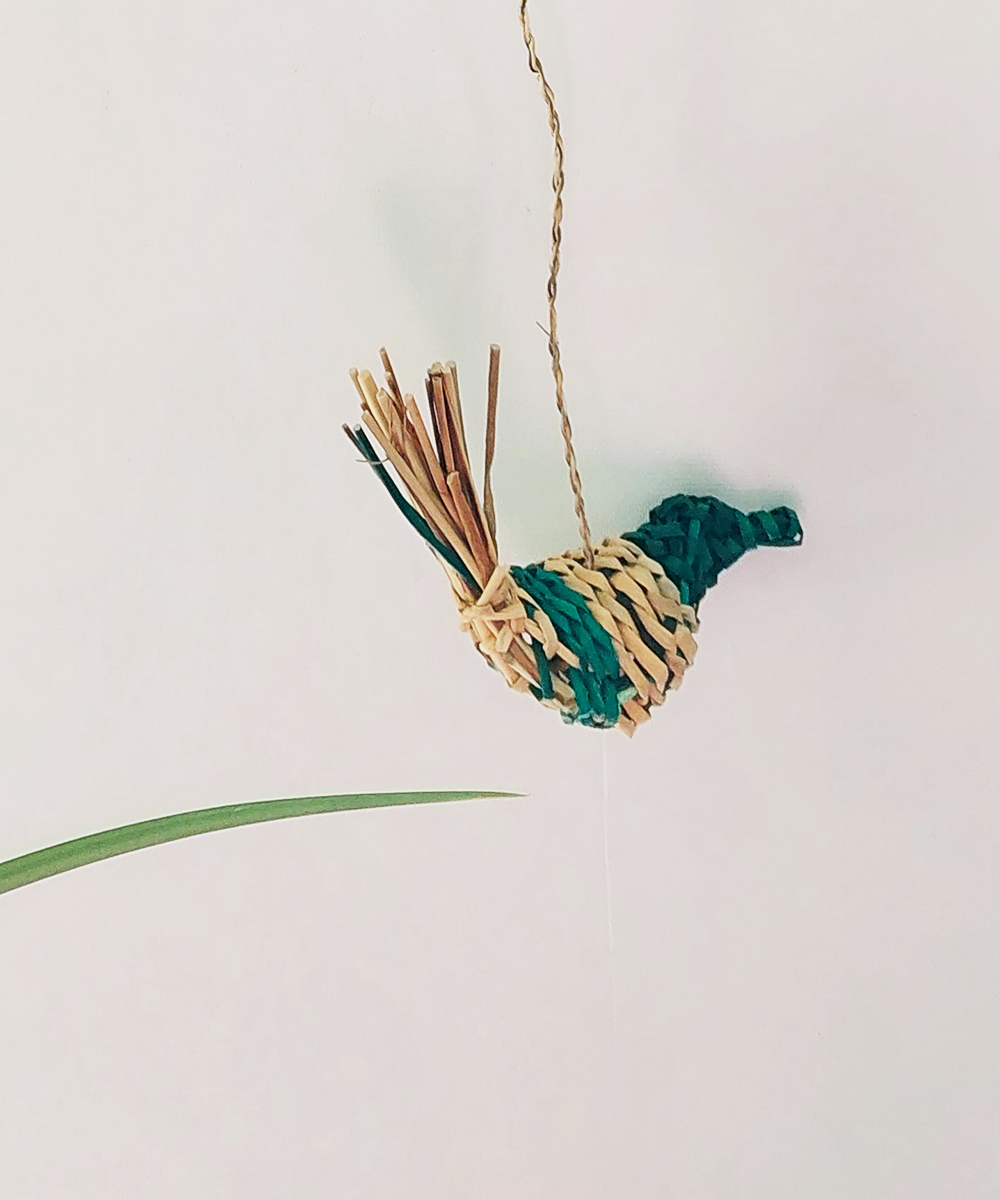 Pajaritos Colgantes Junquillo Color Natural con Cabeza Verde Azulado